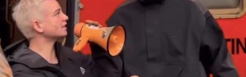 新工作，辛纳现身意大利火车站为列车检票