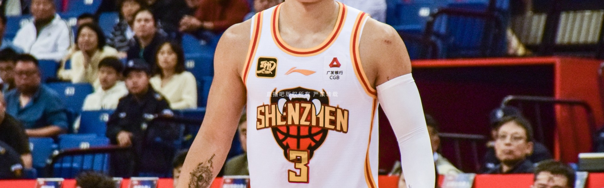 双枪！贺希宁半场13中6砍14分 史密斯半场9中5砍18分&amp;第二节15分